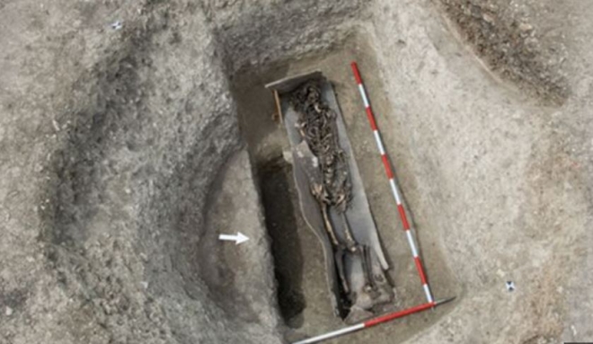 중세 로마시대 관 모습. 당시는 매우 비쌌던 납으로 관을 짰던 것으로 확인돼 지체높은 인물이었을 것으로 추정된다. HS2 프로젝트 제공 영국 BBC 홈페이지 캡처