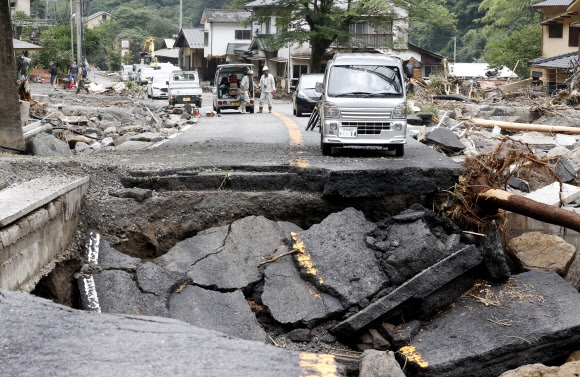 일본 폭우 피해 확산… 파괴된 도로