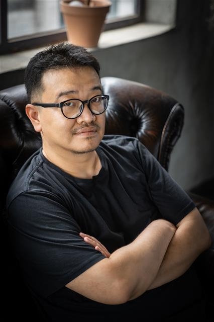 ‘케이좀비’의 시초인 연상호 감독의 요즘 관심은 ‘강시’다. 그는 극본을 썼던 드라마 ‘방법’의 영화판 촬영을 앞두고 “그 유니크한 움직임하며 쿵후, 유머, 호러 등 세 가지가 결합된 엔터테인먼트”라고 봤다. 그 연장선으로 ‘새로운 것’을 준비하고 있다. NEW 제공