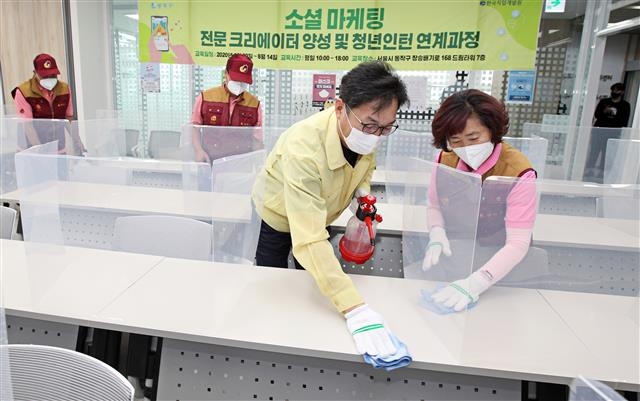 이창우 동작구청장이 어르신일자리센터 개관에 앞둔 지난 9일 시설물을 꼼꼼히 소독하고 있다. 동작구 제공