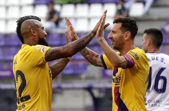 스페인 프로축구 FC바르셀로나의 리오넬 메시(오른쪽)가 12일 열린 레알 바야돌리드와의 라리가 원정경기에서 아르투로 비달의 결승골을 어시스트한 뒤 손바닥을 맞대며 기뻐하고 있다. 바야돌리드 AP 연합뉴스