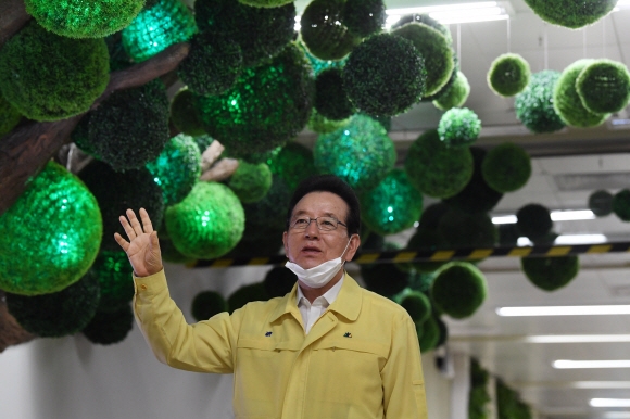 정순균 강남구청장이 지하철 7호선 청담역에 설치된 ‘미세먼지 프리존’에서 품격 있는 강남을 만들기 위한 정책 방향과 강남구의 스타일브랜드 ‘미미위 강남’에 대해 설명하고 있다. 이종원 선임기자 jongwon@seoul.co.kr