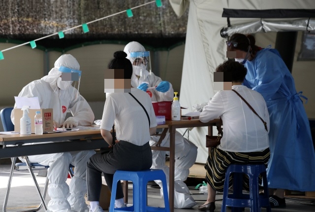 선별진료소에서 코로나19 검사를 받고 있는 시민들. 사진=연합뉴스