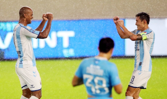 울산현대 주니오(왼쪽)가 12일 오후 대구FC와의 원정 경기에서 팀의 두 번째 골을 넣은 뒤 팀의 첫 골을 넣은 신진호와 기뻐하고 있다. 대구 연합뉴스