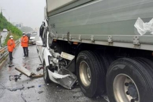 안성 경부고속도로서 빗길에 5중 추돌…1명 사망, 2명 부상