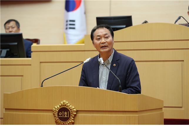 임종기 전남도의원이 전남도의회 5분 발언을 통해 “광양만권 경제자유구역 조합위원 추천은 의장 추천 사안이 아니다”며 “규약 규약에 따라 ‘본회의 의결’로 결정해야 한다”고 요구하고 있다.