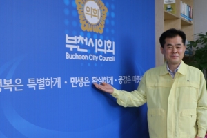 현금인출기에 깜박 놓고간 70만원 “슬쩍”… 양심불량 부천시의장 사퇴 “촉구”