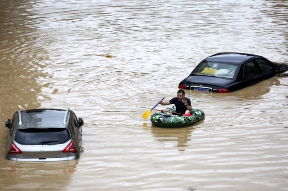 中 폭우에 이재민 속출… 보트 타고 피신 