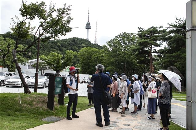 참가자들이 안중근의사기념관 앞 와룡매 후계목 앞에서 설명을 듣고 있다. 임진왜란 때 일본이 가져간 와룡매는 1999년 안중근 의사 순국 89주기를 맞아 반출된 지 400여년 만에 돌아왔다.
