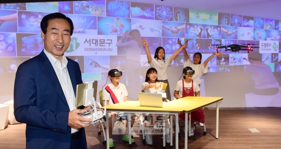 문석진 서울 서대문구청장이 융복합기반의 미래 역량을 함양할 수 있는 공간인 평생학습관·융복합인재교육센터에서 지난 6일 학생들과 함께 드론 시연을 하고 있다. 정연호 기자 tpgod@seoul.co.kr