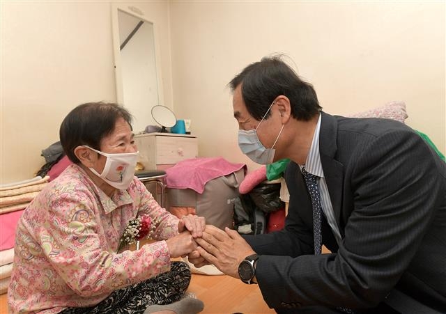 문석진(오른쪽) 서대문구청장이 지난 5월 8일 어버이날을 맞아 거동이 불편한 독거노인의 집을 방문해 손을 잡고 인사를 하고 있다. 문 구청장은 동복지허브화사업을 자신의 주요 정책사업으로 꼽았다. 서대문구 제공