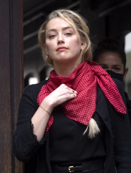 헐리우드 스타 앰버 허드가 13일(현지시간) 영국 런던 고등법원서 열린 명예훼손 소송 재판에 출석하고 있다. EPA 연합뉴스