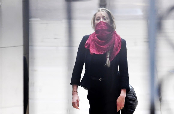 헐리우드 스타 앰버 허드가 13일(현지시간) 영국 런던 고등법원서 열린 명예훼손 소송 재판에 출석하고 있다. EPA 연합뉴스