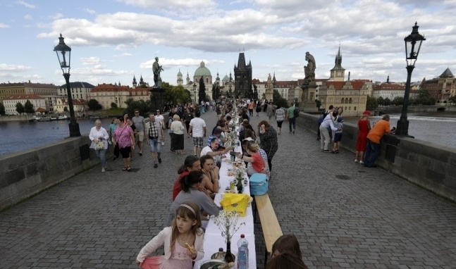 지난 6월 30일 체코 프라하, 규제 완화 기념 ‘500m 식탁’ 저녁 파티. 사진=AP 연합뉴스