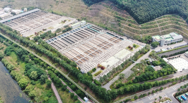 시는 석수동하수처리장 총인처리시설 성능보증 용량을 놓고 5개 사와 벌인 소송에서 최종 승소했다. 사진은 석수동하수처리장 전경. 안양시 제공 