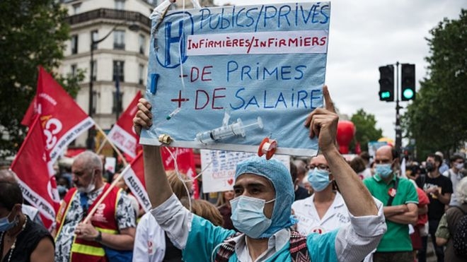 프랑스 의료보건 종사자들은 최근 연일 시위를 벌여 간호사와 간호조무사 등 의사가 아닌 종사자들의 처우가 형편 없다며 코로나19 대응 과정에 영웅이란 칭호를 선사했으니 임금 인상으로 그 보답을 하라고 요구해왔다. AFP 자료사진 