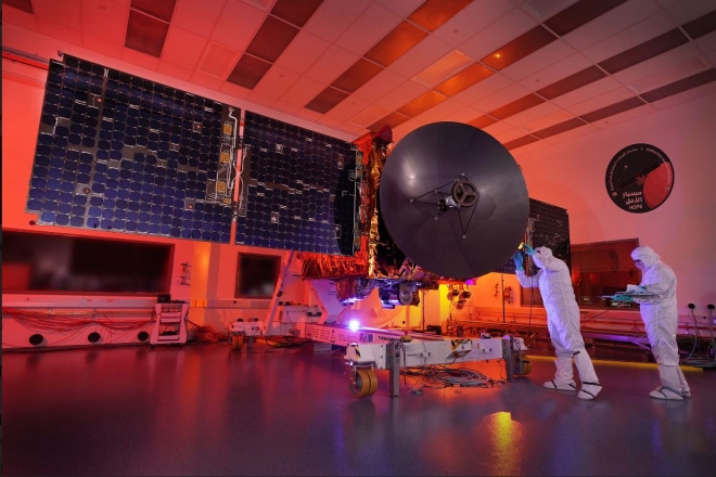 아랍에미리트(UAE)가 15일 새벽 5시 15분 일본 남서부 다네가시마 우주센터에서 MHI H2A 로켓에 실려 발사할 화성 탐사선 아말을 연구진이 최종 점검하고 있다. 무함마드 빈 라시드 우주센터(MBRSC) 제공 