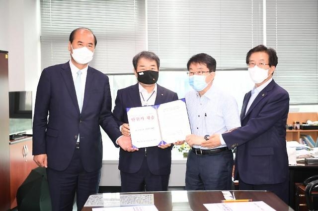 강영석(왼쪽 첫번째) 상주시장과 김충섭(두번째) 김천시장, 고윤환(네번째) 문경시장이 14일 기획재정부를 방문해 문경∼상주∼김천 구간 중부내륙철도의 조기 구축을 요구하는 시민 서명이 담긴 탄원서를 전달하고 있다. 문경시 제공