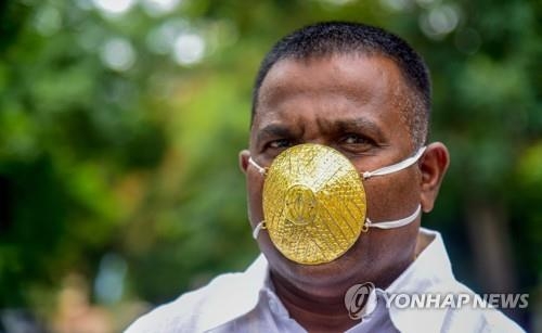 황금으로 제작된 마스크를 쓴 인도 기업인/AFP=연합