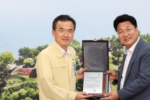 엄태준 이천시장, 여주시 공직자에 감사패