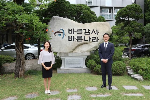 감사원 감사청구조사국 청구조사 2과 권인선(왼쪽) 감사관과 재정경제감사국 1과 손대호 감사관이 감사원 앞에서 현대판 ‘암행어사’로 불리는 감사관들의 이야기와 국가공무원 감사직 7급 공채 공부팁을 설명하고 있다. 감사원 제공