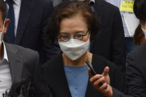 이명희, 밀수·불법고용 이어 ‘직원 폭행’ 1심도 집유