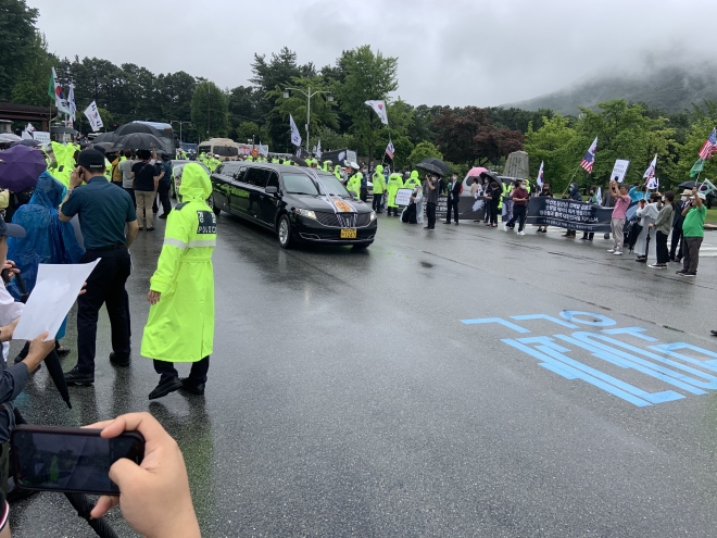 고 백선엽 장군 운구차량이 15일 백 장군 국립묘지 안장에 대한 찬반 세력이 대치하는 가운데 대전현충원 진입로로 들어오고 있다.