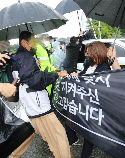 15일 대전현충원 정문 앞에서 백 장군 안장을 찬성하는 측과 반대하는 측 단체 관계자들이 충돌하고 있는 모습. 대전 뉴스1