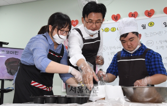 박 구청장이 송파구 오금동 발달장애인 평생교육센터에서 과자를 만드는 교육치료 프로그램을 체험하고 있다. 이종원 선임기자 jongwon@seoul.co.kr