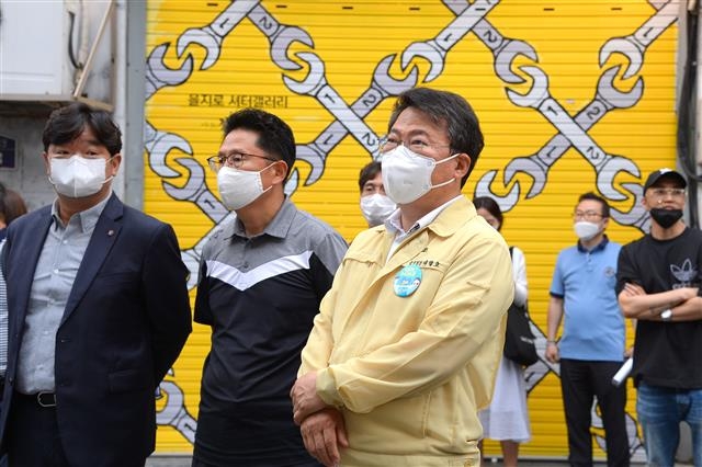 서양호(오른쪽) 중구청장이 지난 14일 을지로동사무소에서 열린 을지로 셔터갤러리 개막식 이후 진행된 투어에 참석하고 있다. 중구 제공