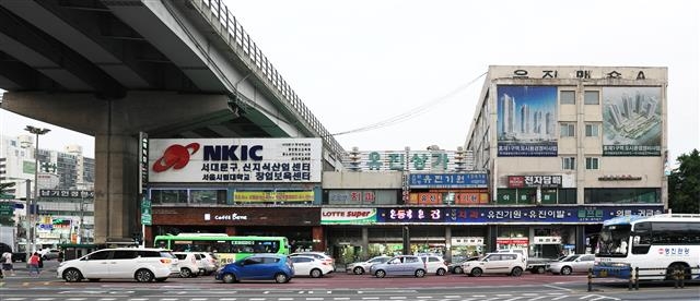 1970년대 지어진 유진상가. 서울 서대문구는 유진상가의 하부 공간을 특별한 문화공간인 ‘홍제유연’으로 변신시켰다. 건축가 황두진 제공
