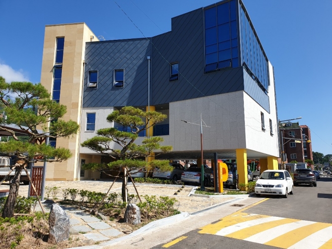 경북 영양군 영양읍에 건립 중인 국내 유일의 ‘인구지킴이 민관공동체 대응센터’ 전경.  키즈카페 및 귀농귀촌센터·청년창업센터·회의실 등을 갖춘 이 대응센터는 올해 11월부터 본격 운영될 예정이다. 영양군 제공