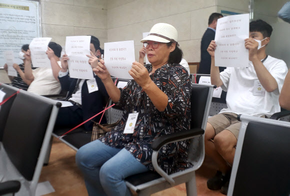 ‘동료와 부적절 관계’ 김제시의원 제명 요구하는 시민들