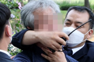 ‘신발 투척’ 정창옥, 경찰 폭행 또 구속 위기