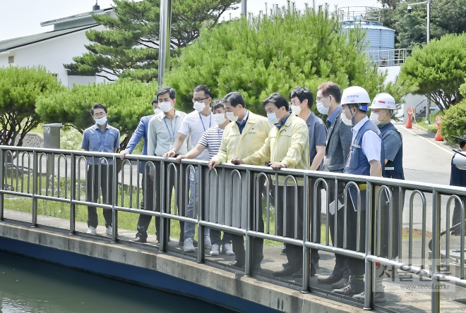 임병택 경기 시흥시장이 수돗물 유충 발생 제보가 발생한 16일 오후 윤화섭 안산시장과 함께 연성정수장을 긴급 합동 점검했다. 시흥시 제공