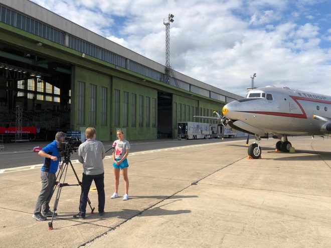 체코의 폐트라 크비토바가 16일 시범경기가 열리는 독일 베를린 템펠호프 공항 격납고 앞에서 취재진과 인터뷰를 하고 있다. [폐트라 크비토바 페이스북]