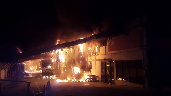 17일 오전 0시 16분쯤 경기 김포시 감정동의 한 마트에서 불이 나 신고를 받고 출동한 소방당국은 119 대원과 장비 40여대를 투입해 이날 오전 7시 5분쯤 불을 껐다.  연합뉴스