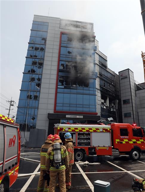 경기 의왕시 제조공장 화재를 진압하고 있는 소방대원들 2020.7.18 뉴스1