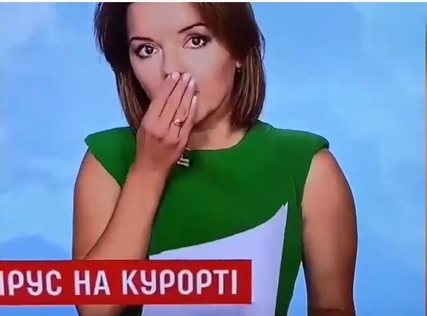 우크라이나 여자 앵커인 마리치카 파달코가 지난 16일(현지시간) 생방송 도중 이가 빠지는 사고를 당한 순간 오른손을 들어올려 입을 가린 채 문제의 이를 빼내고 있다. 마리치카 파달코 인스타그램 캡처
