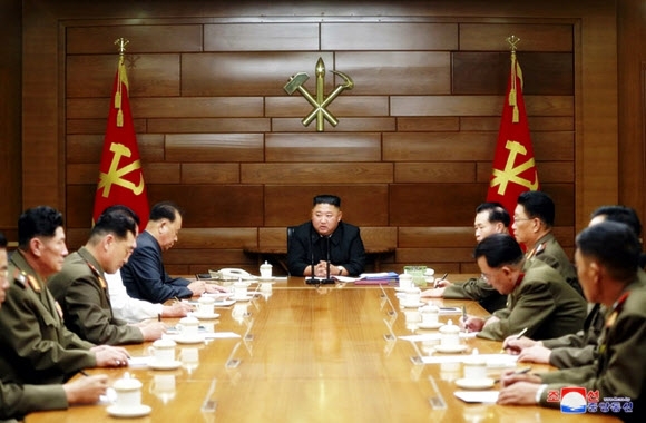 북한은 18일 노동당 본부청사에서 김정은 위원장이 주재한 가운데 당 중앙군사위원회 확대회의를 열고, 이어 비공개회의를 열었다고 조선중앙통신이 19일 보도했다. 연합뉴스.