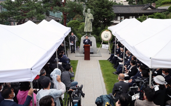 미래통합당 주호영 원내대표가 19일 서울 종로구 이화장에서 열린 이승만 전 대통령 서거 55주기 추모식에서 추모사를 하고 있다. 2020. 7. 19 이종원 선임기자 jongwon@seoul.co.kr