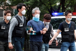문 대통령에 신발 던진 정모씨 구속심사 출석…오후 늦게 결정