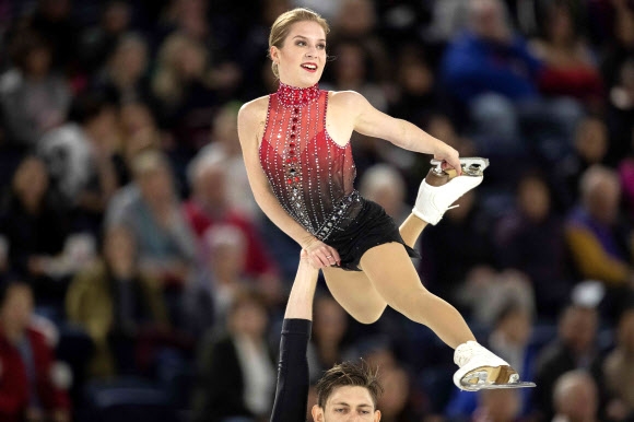 ‘2018 스케이트 캐나다’에서 연기를 펼치고 있는 에카테리아 알렉산드로프스카야. AFP 연합뉴스