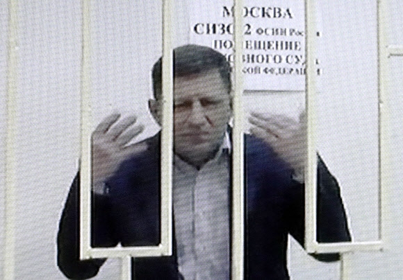 지난 16일(현지시간) 러시아 극동 하바롭스키주의 세르게이 푸르갈 주지사가 체포되어 6100km 떨어진 모스크바 시법원에서 온라인 동영상으로 결백을 주장하는 모습. 그는 지난 9일 출근길에 전격 체포됐다. 모스크바 AP 연합뉴스.