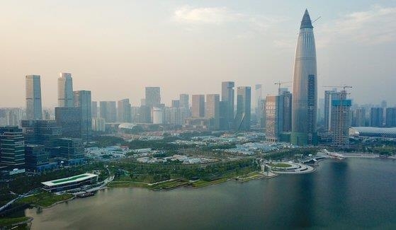 아시아 정보기술(IT) 혁신을 이끄는 중국 남부 광둥성의 대표 도시 선전의 마천루 모습. 선전 연합뉴스