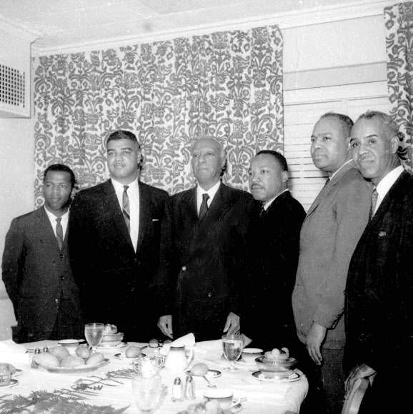1963년 7월 당시 학생비폭력조정위원회(SNCC) 회장이었던 루이스(왼쪽) 의원을 비롯해 흑인 인권 운동을 이끌던 핵심 지도자들이 뉴욕 루스벨트 호텔에서 만남을 갖고 있다. 오른쪽은 마틴 루서 킹 목사. 뉴욕 AP 연합뉴스 