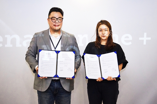 라운디드 코리아 유정규 대표(왼쪽)와 서울문화사 아레나 옴므 플러스 매거진 이경아 편집장이 MOU 협약식을 맺었다.