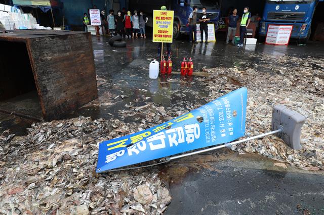 20일 오전 대구시가 대구 북구 매천동 대구농수산물도매시장 수산부류 ㈜대구종합수산에 대한 행정대집행을 강행하려 하자 상인들이 생선 찌꺼기 등을 입구에 쏟아붓고 대구농수산물도매시장 관리사무소 관계자와 용역 등에 맞서 5시간 넘게 대치를 이어가고 있다. 2020.7.20<br>뉴스1