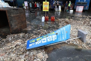 [포토] ‘행정대집행 갈등’ 바닥에 뿌려진 생선 찌꺼기