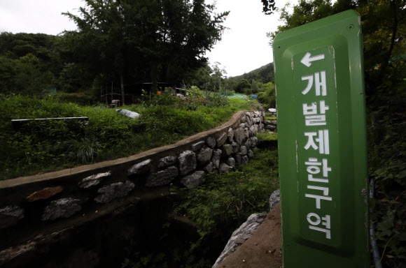 최근 그린벨트 해제 후보지로 거론되며 인근 부동산 가격을 부추긴 서울 서초구 내곡동에 개발제한구역이라는 표지석이 세워져 있다. 연합뉴스
